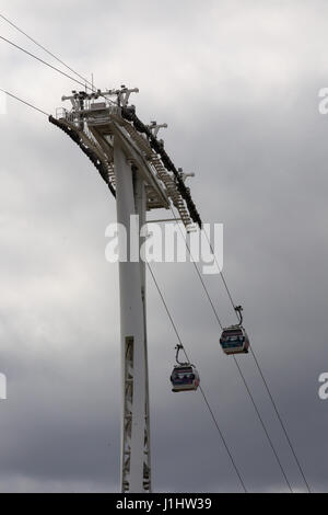 Vue générale GV de la Thames Cable Car connu sous le nom de Emirates Air Line. L'Unis Conduite d'air est un téléphérique link sur la Tamise à Londres, E Banque D'Images