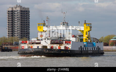 Vue générale de la GV Woolwich Ferry (Ernest Bevin). Un véhicule de service de traversier dans la Tamise à l'Est de Londres, la connexion à la Woolwich Banque D'Images