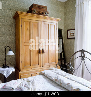 Armoire en bois dans la chambre. Banque D'Images