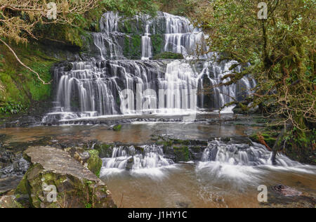 La majestueuse Purakaunui Falls dans le sud, les Catlins Route touristique en Nouvelle Zélande Banque D'Images