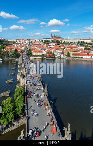 Prague. Le Pont Charles sur la Vltava en regardant vers le château de Prague et les flèches de la Cathédrale St Vitus, Prague, République Tchèque Banque D'Images