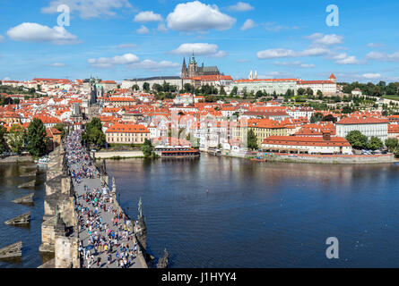 Prague. Le Pont Charles sur la Vltava en regardant vers le château de Prague et les flèches de la Cathédrale St Vitus, Prague, République Tchèque Banque D'Images