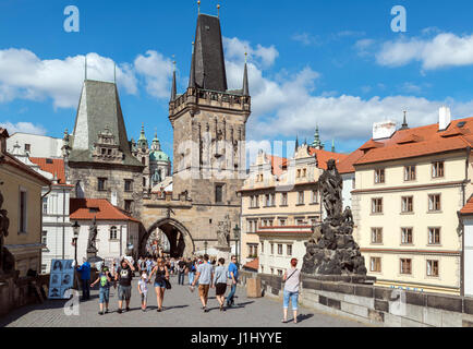 À la fin de la tour du pont Charles à vers Malá Strana, Prague, République Tchèque Banque D'Images