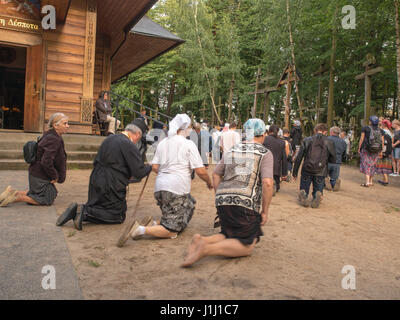 Grabarka, Pologne - 14 août 2016 : les pèlerins de l'Église Orthodoxe déménagement sur les genoux autour de l'église sur le Mont de Grabarka. Banque D'Images