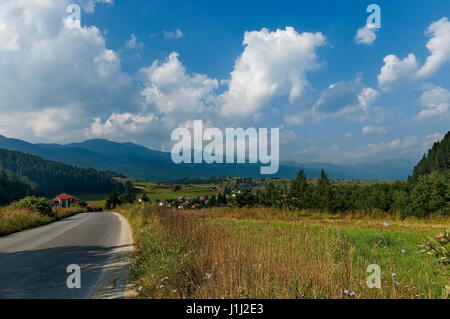 Scène avec montagne, vallée et district résidentiel du village bulgare, montagne de Rila, Bulgarie Banque D'Images