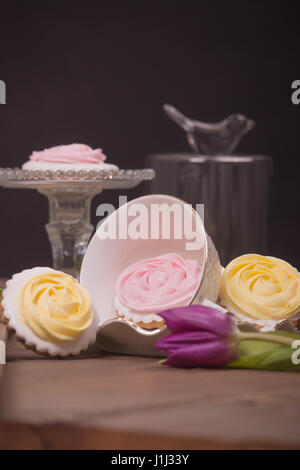 Gingerbread cookies, drôle mignon petit personnage fleurs bois Banque D'Images