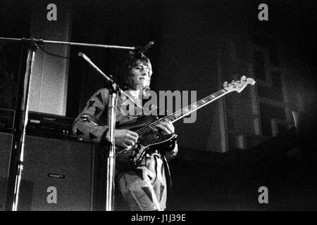 Première exécution publique d'EMERSON LAKE AND PALMER : Greg Lake se produit avec le groupe de rock progressif BRITANNIQUE PEL à Plymouth Guildhall le 23 août 1970. Banque D'Images