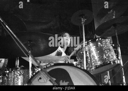 Première exécution publique d'EMERSON LAKE AND PALMER : Carl Palmer se produit avec le groupe de rock progressif BRITANNIQUE PEL à Plymouth Guildhall le 23 août 1970. Banque D'Images