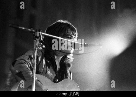 Première exécution publique d'EMERSON LAKE AND PALMER : Greg Lake se produit avec le groupe de rock progressif BRITANNIQUE PEL à Plymouth Guildhall le 23 août 1970. Banque D'Images