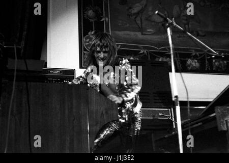 Première exécution publique d'EMERSON LAKE AND PALMER : Keith Emerson joue avec le groupe de rock progressif BRITANNIQUE PEL à Plymouth Guildhall le 23 août 1970. Banque D'Images