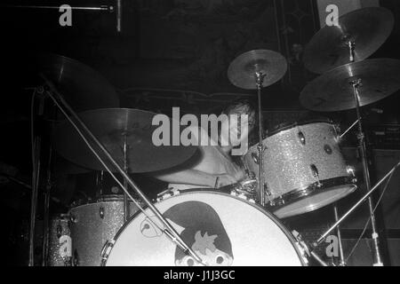 Première exécution publique d'EMERSON LAKE AND PALMER : Carl Palmer se produit avec le groupe de rock progressif BRITANNIQUE PEL à Plymouth Guildhall le 23 août 1970. Banque D'Images