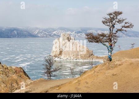 Le mouvement des nuages sur le Lac Baïkal. Cap Burkhan, l'île Olkhon, le lac Baïkal, région d'Irkoutsk, en Russie. Banque D'Images