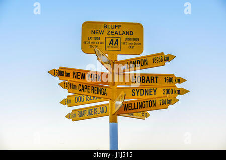 Panneau routier dans le Stirling Point, le point le plus sud du pays dans le sud de l'itinéraire touristique dans Bluff, Nouvelle-Zélande Banque D'Images