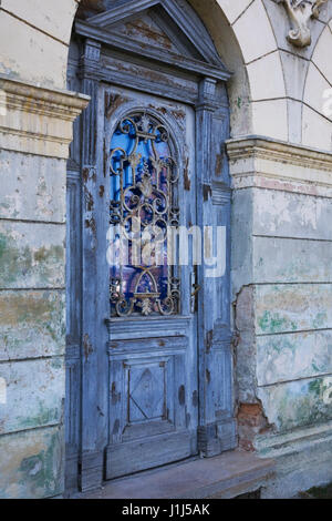 Ancienne porte d'entrée en bois bleu sur l'hôtel de ville dans la ville médiévale de Sighisoara, Roumanie, Europe de l'Est. Banque D'Images