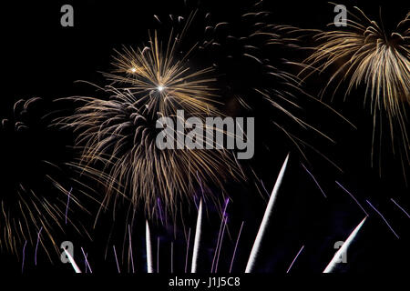 Jaune, pourpre et blanc fireworks dans ciel de nuit, La Ronde, Montréal, Québec, Canada Banque D'Images