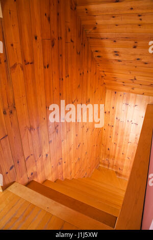 Escalier menant au rez-de-chaussée à l'intérieur d'un immeuble de style chalet reconstruit (1982) connectez-vous accueil Banque D'Images