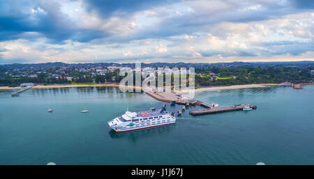 Melbourne, Australie - le 26 mars 2017 : passager et car-ferry arrivant à Sorrento Pier à l'aube sur la péninsule de Mornington. Vue panoramique aérienne Banque D'Images