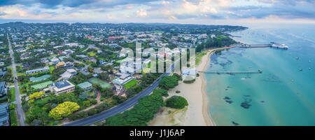 Vue panoramique aérienne de Sorrente longue jetée, amarré de passagers et Point Nepean Road, à l'aube. Mornington Peninsula, Melbourne, Australie Banque D'Images