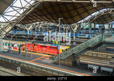 Melbourne, Australie - le 1 avril 2017 : plates-formes à la gare Southern Cross dans Melbourne CBD Banque D'Images