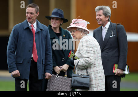 La reine Elizabeth II avec ses bêtes de course et Advisor John Warren (à droite) et Richard Hughes (à gauche), elle fréquente le Dubai Duty Free Printemps et le Festival de la bière à l'Hippodrome de Newbury à Newbury, pour son 91e anniversaire. Banque D'Images