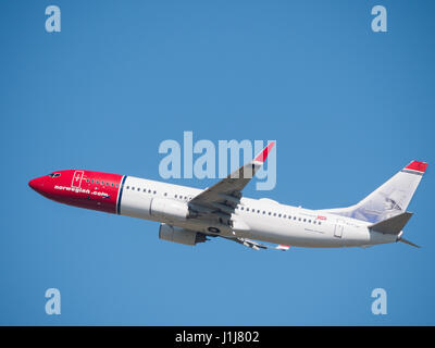 Un Boeing 737-800 appartenant à des Norvégiens Air International taking off Banque D'Images