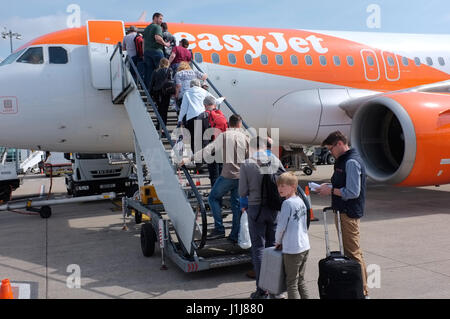 Les touristes à l'aéroport de Bristol de marquage Banque D'Images
