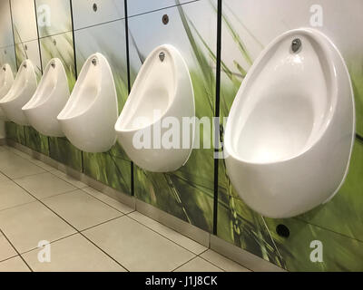 Urinoirs toilettes toilettes ou Mens Banque D'Images