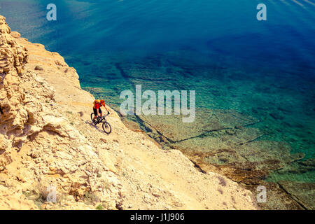 Équitation, vélo de montagne en été sur les montagnes et la mer d'inspiration paysage. Vélo homme VTT enduro trail sur la voie au bord de mer et terre rocheuse pat Banque D'Images