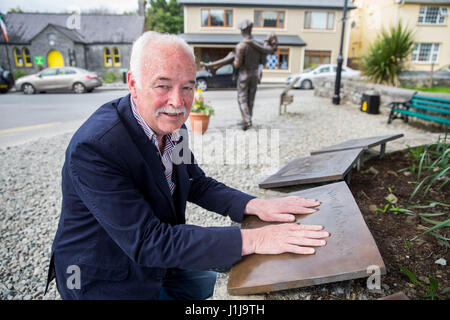 Rock Pat place ses mains à l'aide d'un plâtre de Daniel O'Donnell's mains au mur de la renommée "de terrain" à Cong, dans le comté de Mayo, où la star du golf Rory McIlroy est de se marier avec Erica Stoll à Ashford Castle. Banque D'Images