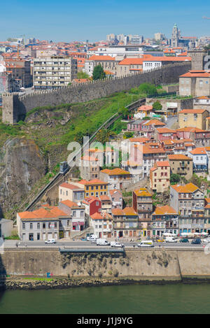 Portugal Porto Ribeira, vue sur le funiculaire dans le quartier de Ribeira de Porto, Portugal, Europe. Banque D'Images