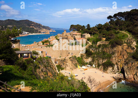 Vue sur la plage de la ville historique de Tossa de Mar, sur la Costa Brava, Espagne Banque D'Images