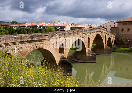 Puente la Reina (pont de la Reine) pont sur l'Arga. Navarre, Espagne Banque D'Images