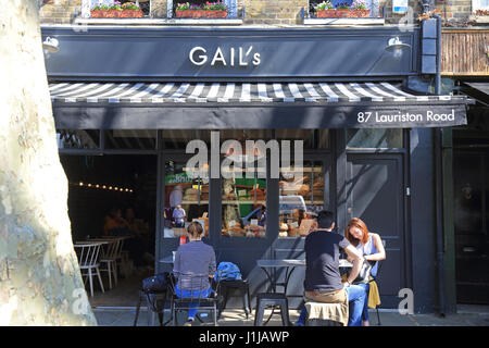 Magasins indépendants locaux sur trendy Lauriston Road dans le parc Victoria Village, E9, UK Banque D'Images
