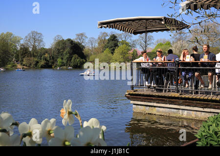 Café au bord du lac Pavilion, à Crown Gate East, lac de l'ouest, dans le parc Victoria, Londres E3 Banque D'Images