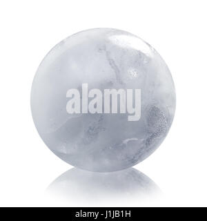 Sphère de glace isolé sur fond blanc Banque D'Images