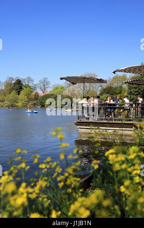 Café au bord du lac Pavilion, à Crown Gate East, lac de l'ouest, dans le parc Victoria, Londres E3 Banque D'Images