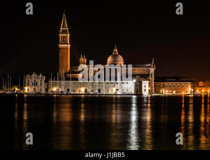Nuit longue exposition de l'image Isloa di San Giorgio Maggiore dans tout le bassin San Marco, Venise, Italie Banque D'Images