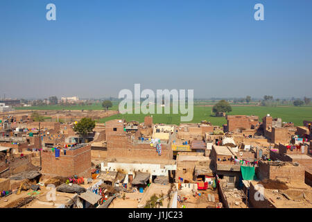 La vie quotidienne en vue de l'bhatner ville Delhi fort dans le Rajasthan en Inde avec la campagne agricole dans la distance sous un ciel bleu Banque D'Images