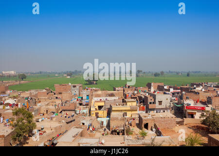 La vie dans la banlieue de Delhi ville avec vue sur la campagne environnante de bhatner fort rajasthan sous un ciel bleu clair Banque D'Images