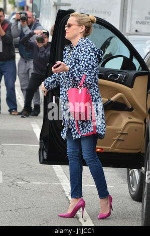 Reese Witherspoon carries a hot pink Louis Vuitton purse while shopping in  Brentwood Featuring:, Stock Photo, Picture And Rights Managed Image.  Pic. WEN-WENN31212359