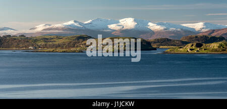 Le Loch Linnhe avec l'île de Lismore et les collines couvertes de neige de Kingairloch en arrière-plan, Glencoe, Ecosse Banque D'Images