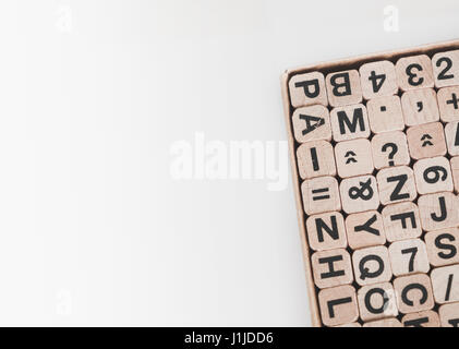 Lettres et chiffres sur les cubes en bois - concept de communication Banque D'Images