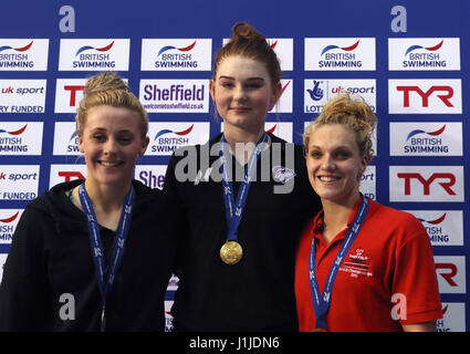 Freya Anderson médaille d'or au féminin 100m nage libre (centre), médaillé d'Siobhan-Marie O'Connor (à gauche) et médaillé de bronze, Eleanor Faulkner pendant quatre jours du championnat de natation 2017 British Ponds Forge, à Sheffield. Banque D'Images