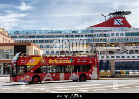 Décorée dans des couleurs vives, visites double-decker bus à toit ouvert à Cadix prend les visiteurs de toutes les attractions touristiques majeures, Cadix, Espagne Banque D'Images