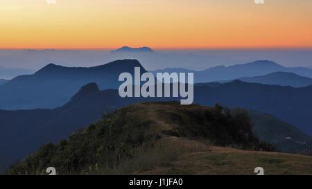 Tôt le matin à Gaun Ghale. Collines et vallées au lever du soleil. Paysage dans la zone de conservation de l'Annapurna, au Népal. Banque D'Images