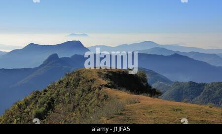 Tôt le matin à Gaun Ghale, de l'Annapurna Conservation Area. Les chaînes de montagnes et collines sur un fogy jour. Banque D'Images