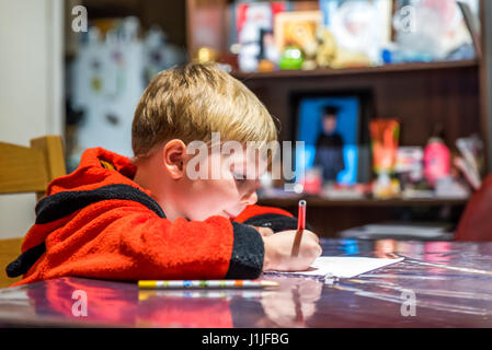 Deux garçons écrit lettre au Père Noël à table. Banque D'Images