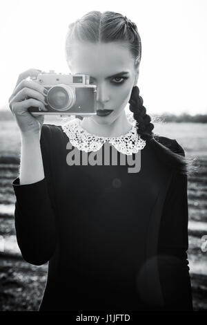 Belle jeune fille triste sur la photographie vintage. Le noir et blanc Banque D'Images