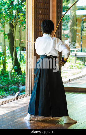 Un kyudoka archer japonais, le kyudo, la pratique dans un dojo traditionnel à Kamakura, Japon Banque D'Images