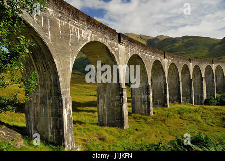 Viaduc de Glenfinnan qui transporte le West Highland Railway, entre Fort William et Mallaig. Banque D'Images